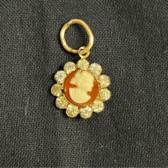 Tiny Cameo Pendant w/Rhinstones - Picture 11 of 12
